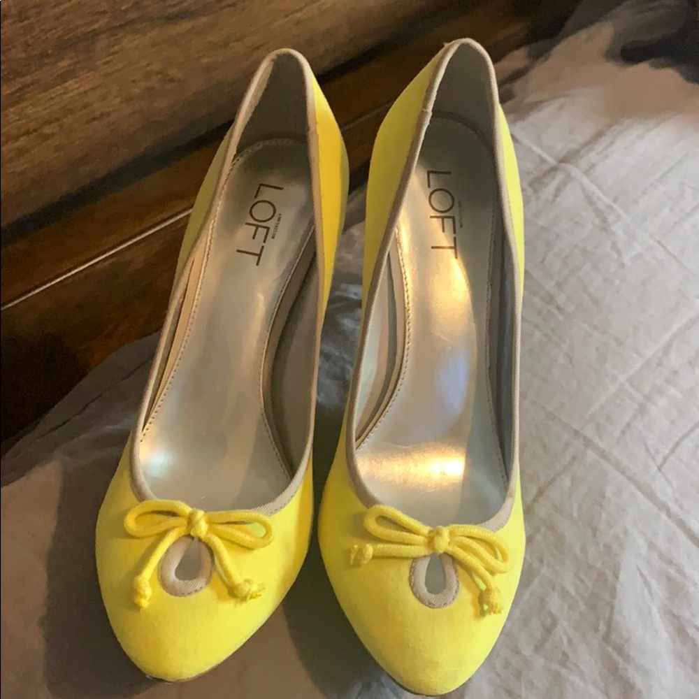 Women’s yellow bow pumps